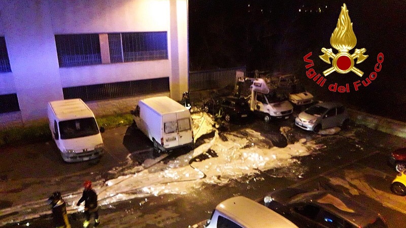 Incendio nella notte di più automezzi parcheggiati in zona industriale FOTO