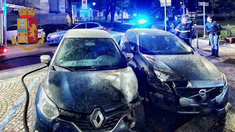 Arrestato il piromane di Città Studi: bloccato mentre dava fuoco a due macchine VIDEO