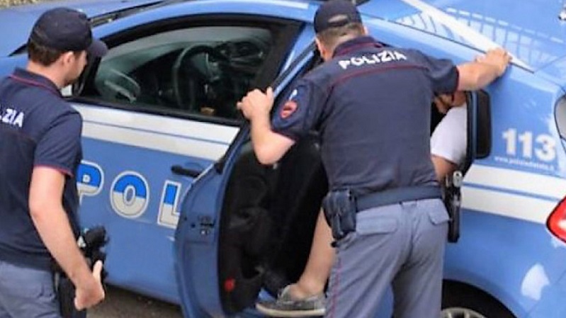 Controlli della polizia: arrestati due spacciatori