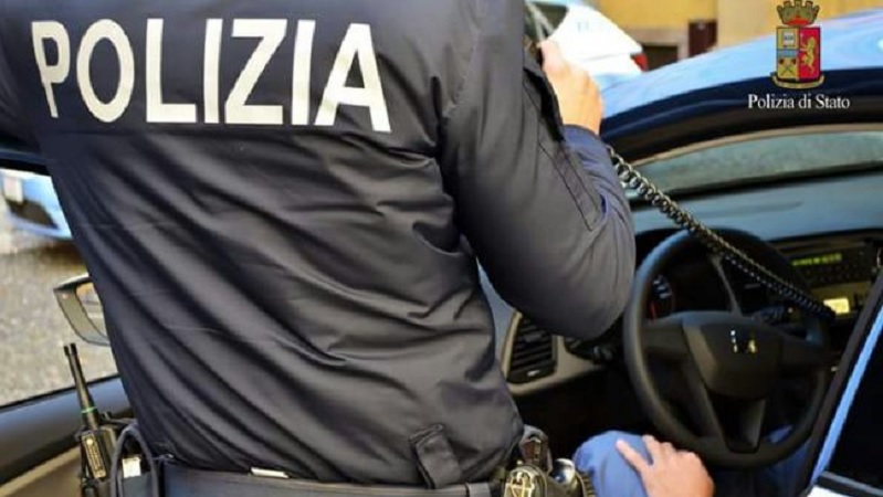 Tensione fuori dal supermercato: uomo sputa in faccia a una guardia giurata