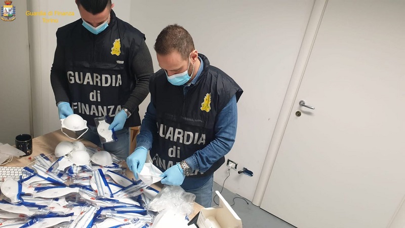 Mascherine importate illecitamente stoccate a Rozzano e in Piemonte: blitz della guardia di Finanza