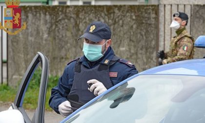 Va in taxi a ritirare un trolley con la droga nascosta nel fondo: arrestato