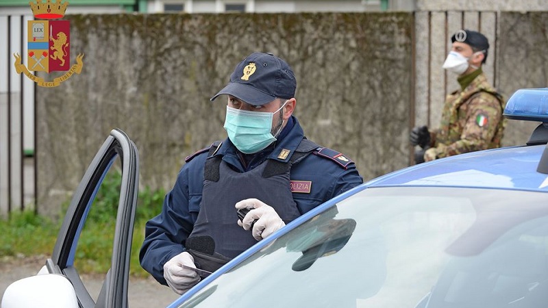 Va in taxi a ritirare un trolley con la droga nascosta nel fondo: arrestato