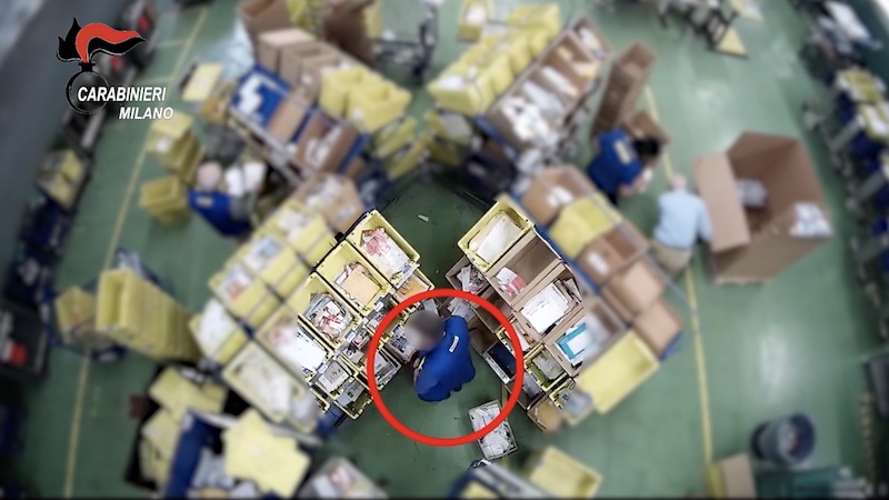 Addetti smistamento rubavano lettere e pacchi: cinque denunciati VIDEO