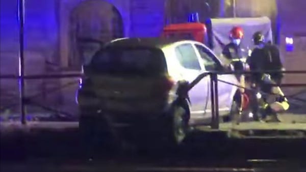 Macchina finisce fuori strada e sfonda il parapetto del Naviglio