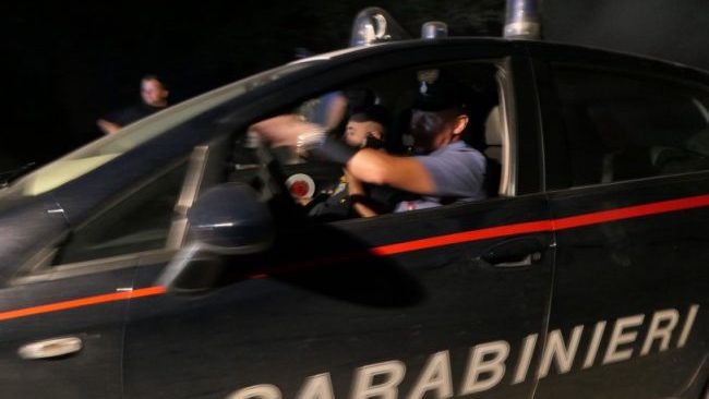 Minaccia i vicini con un martello, poi aggredisce i carabinieri