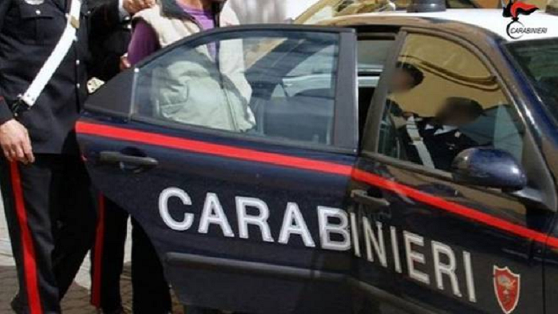 Botte e minacce a madre e sorella per farsi dare i soldi della droga: arrestato