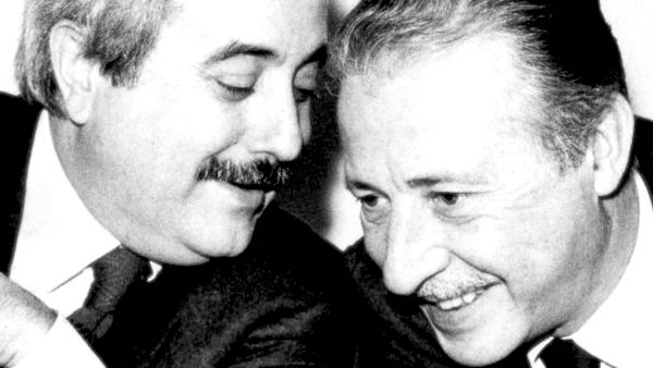 Minuto di silenzio e lenzuolo bianco in memoria di Giovanni Falcone e Paolo  Borsellino