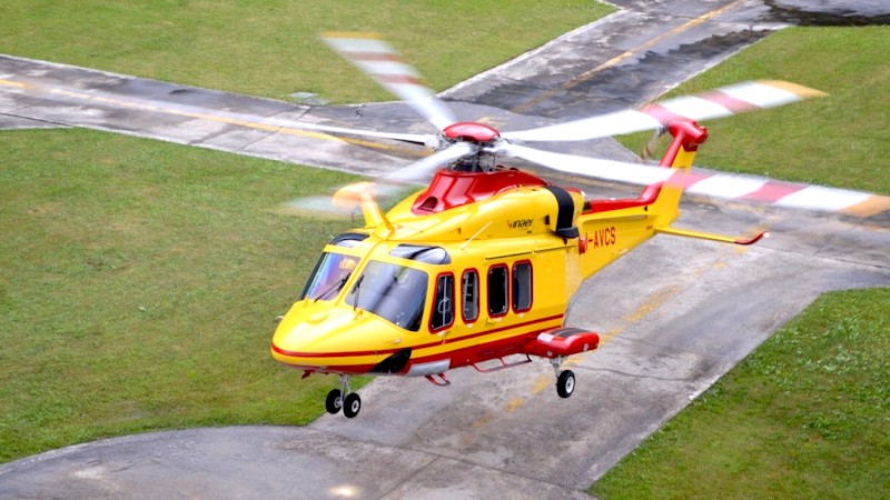 Precipita da scala e batte la testa dopo un volo di 6 metri: è in condizioni gravissime