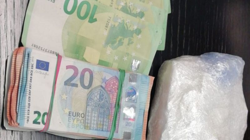 Nel marsupio mezzo chilo di cocaina e 10mila euro: arrestato spacciatore