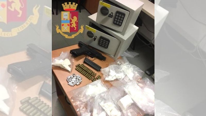 Droga e armi nascoste in cassette di sicurezza: tre uomini e una donna in arresto