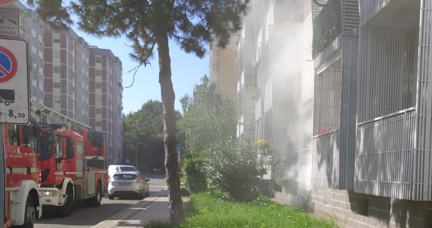 Incendio nelle cantine, evacuati tre palazzi: operazioni ancora in corso