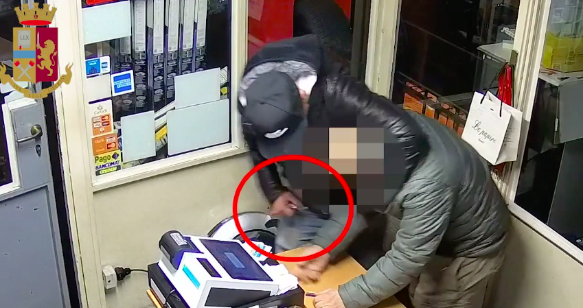 Coppia rapinava ragazze minacciandole con un coltello: arrestati VIDEO