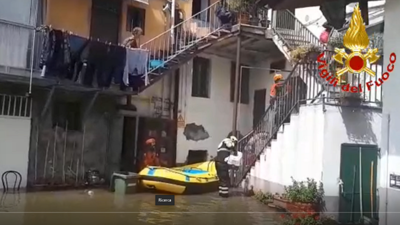 Tre famiglie con bambini bloccate in casa, intervengono i pompieri con il gommone VIDEO