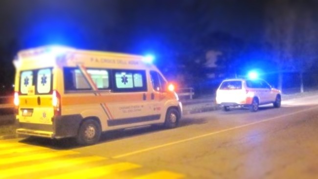Uomo di 49 anni accoltellato per strada, aggressore in fuga