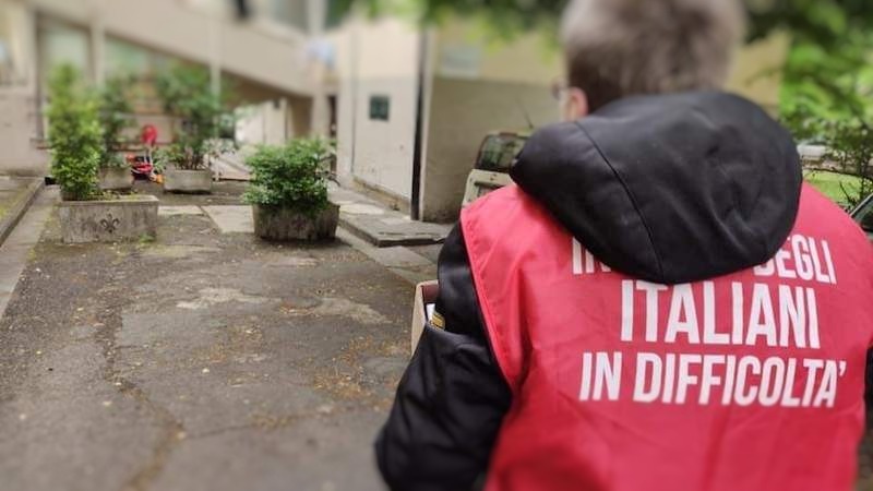 Spesa solidale della onlus neofascista Bran.co al supermercato U2 di Gaggiano: è scontro
