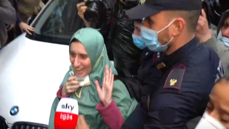 Silvia Romano rientra a casa accolta dagli applausi FOTO