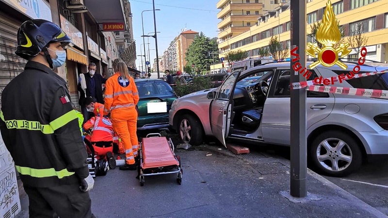 Grave incidente: cinque macchine coinvolte, morto 76enne FOTO
