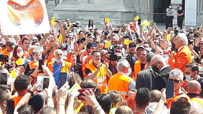 I Gilet arancioni in piazza: tutti in gruppo e senza mascherine