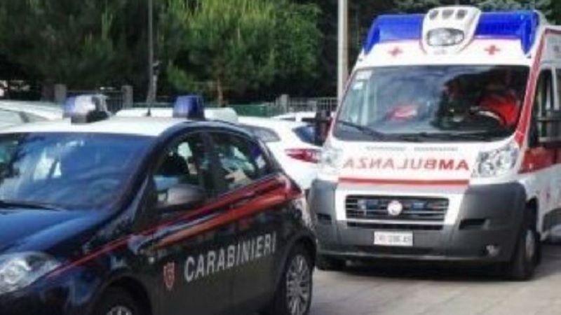 Aggredisce il marito con un coltello da cucina e lo ferisce al torace