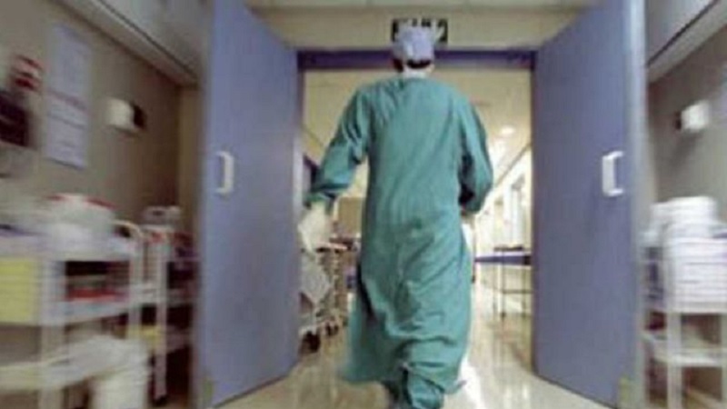 Aggredisce la moglie a martellate e tenta di togliersi la vita: le condizioni della donna
