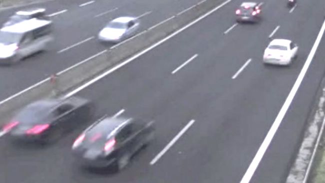 Non si fermano all’alt dei carabinieri e tentano di scappare: schianto sul guard rail