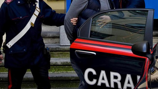 Detenzione e spaccio di droga: i carabinieri arrestano due giovani