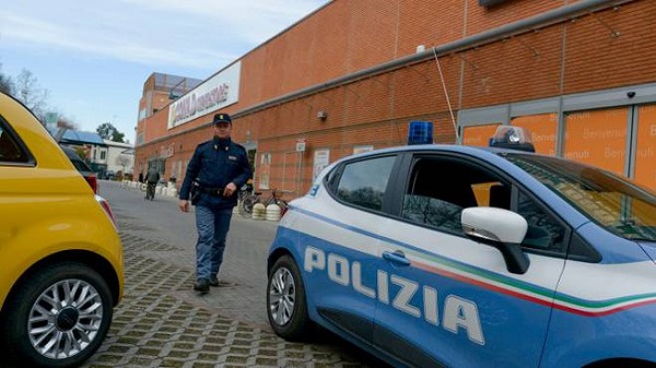 Ladri seriali nei parcheggi dei supermercati: arrestati dopo l’ennesimo colpo