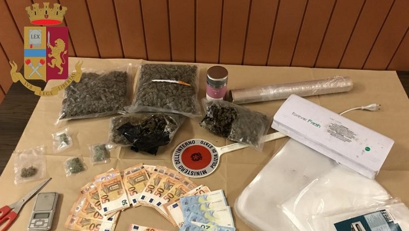 Droga nascosta nel frigo dei gelati in pasticceria: arrestato 34enne