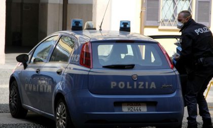 Droga nascosta sul balcone e nel reggiseno: la polizia arresta quattro spacciatori