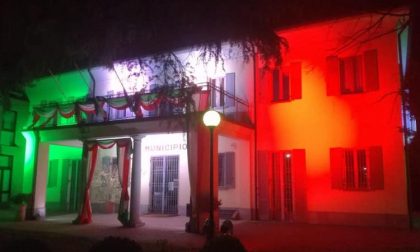 La facciata del Municipio di Assago si illumina con il Tricolore