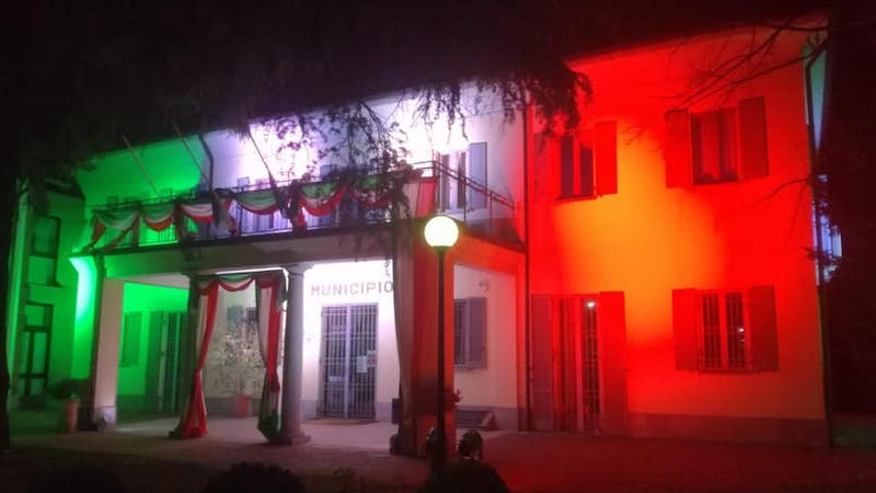 La facciata del Municipio di Assago si illumina con il Tricolore