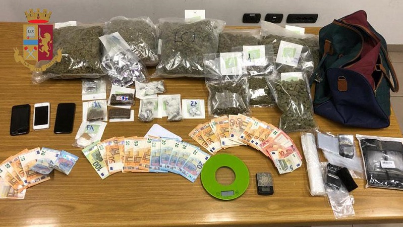 Spacciano usando un taxi come corriere: arrestati due 24enni. VIDEO