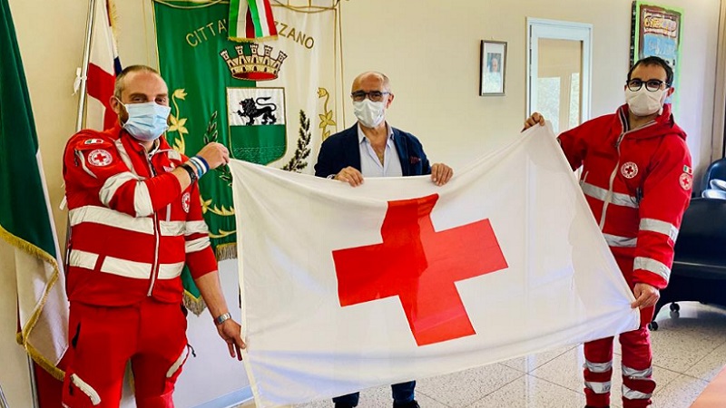 La bandiera della Croce Rossa esposta in Comune: “Grazie volontari”