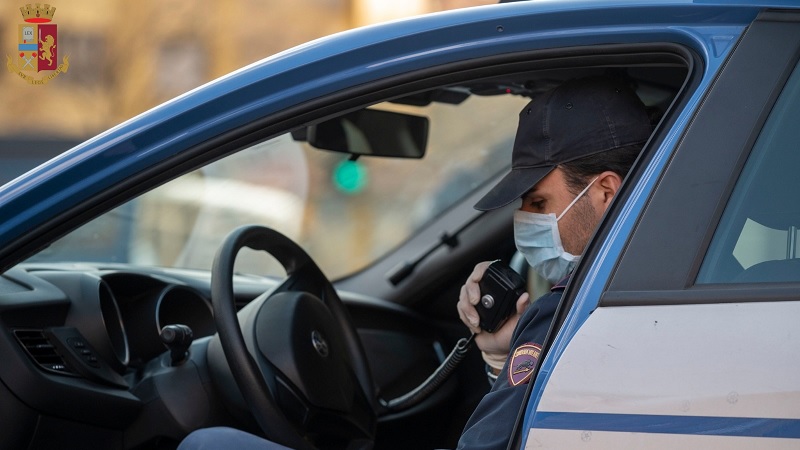 Calci e pugni a un senzatetto per rubargli 40 euro: arrestati grazie a un testimone