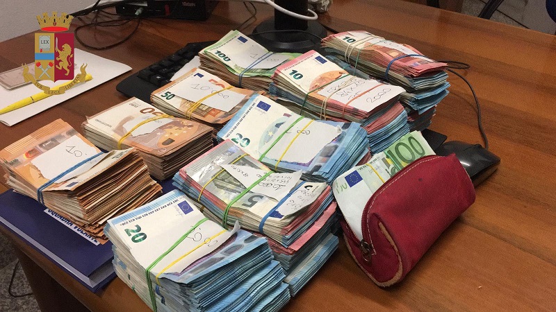 Coppia nasconde in casa 92mila euro e ne offre metà per corrompere i poliziotti