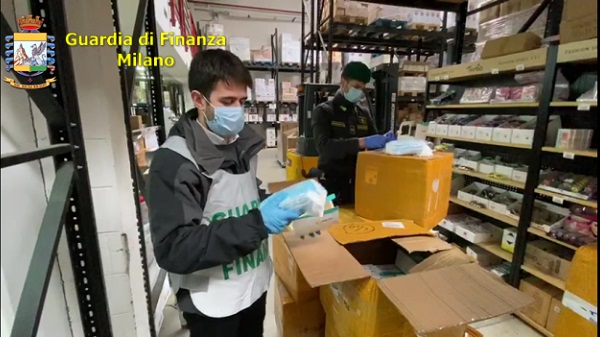 Mascherine distribuite illegalmente: maxi sequestro della Guardia di Finanza