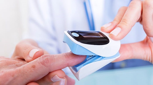 Il Comune regala ai medici di base i saturimetri per il monitoraggio dei pazienti