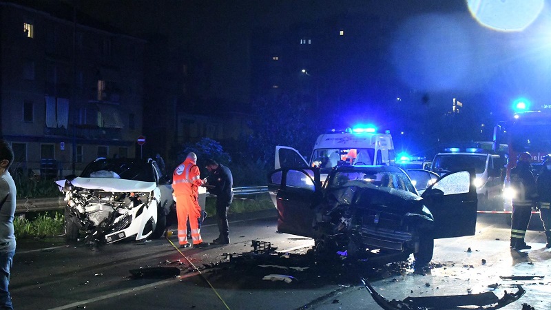 Scontro frontale: un’intera famiglia si trova ricoverata in gravi condizioni