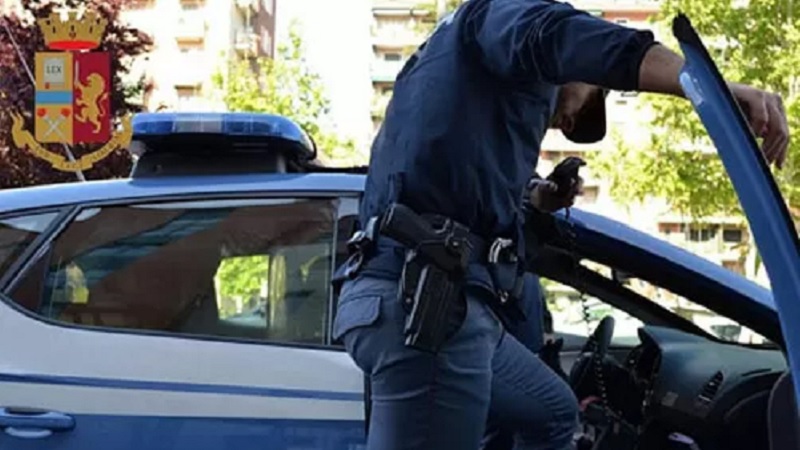 Beccati e arrestati con 65 dosi di cocaina nascosta in uno stabile abbandonato