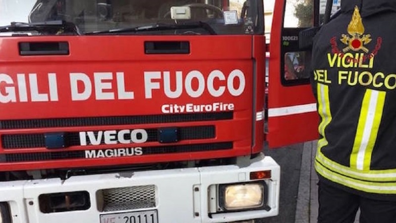 Tenta di spegnere l’incendio del materasso e si ustiona le mani