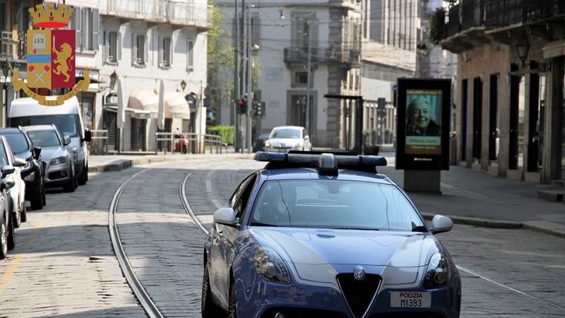 Rubano lo zaino al cliente di un ristorante e tentano di scappare in monopattino: arrestati