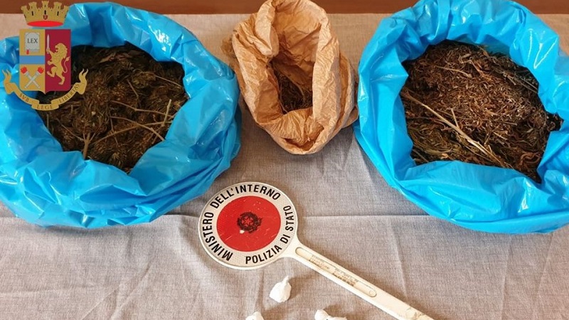 Spaccia in compagnia di un anziano: arrestata donna di 50 anni
