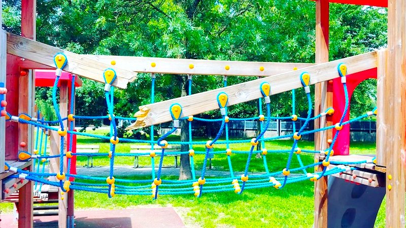 Vandali spaccano giochi e altalena per bimbi disabili al parco Gobetti