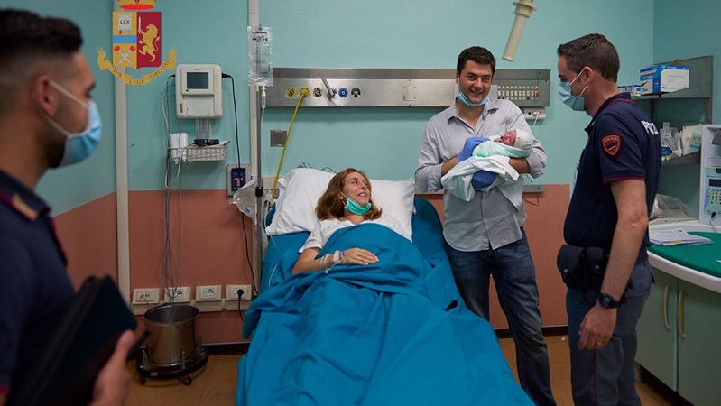 Alessandro ha fretta di nascere: la polizia scorta i genitori all’ospedale
