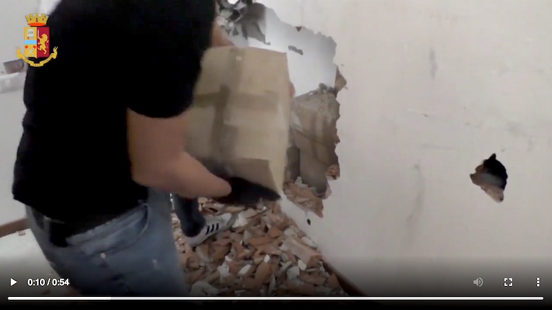 15 milioni dei narcos dietro a finte pareti: i dettagli dell’operazione VIDEO