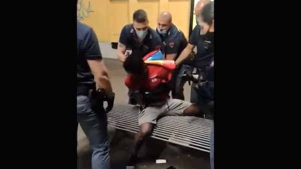“Arrestato perché voleva salire in treno con la bici”, le proteste dei rider VIDEO