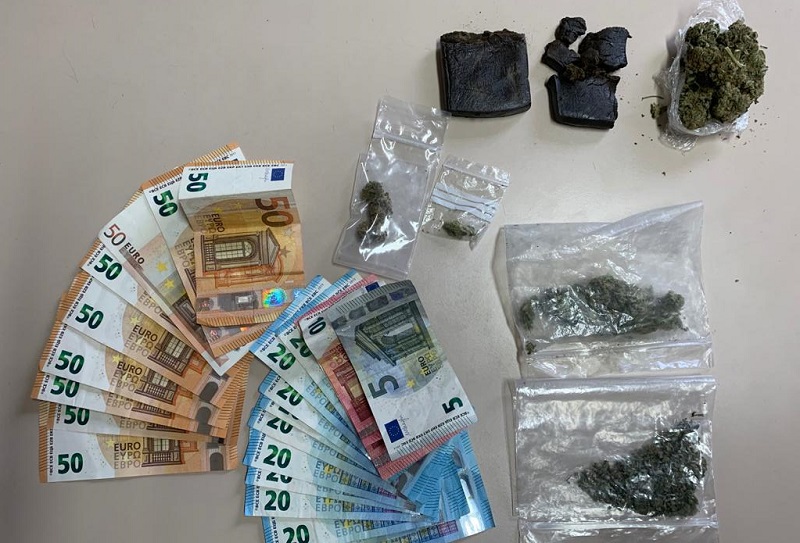 Droga in tasca e nascosta in camera da letto: arrestato 22enne