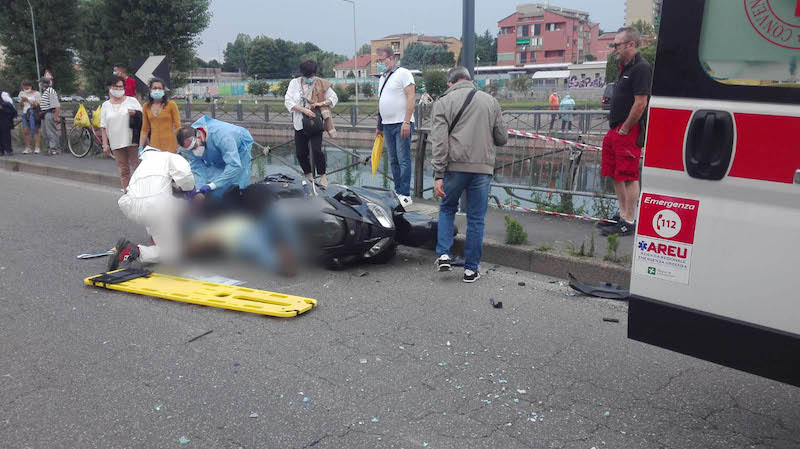 Investono motociclista, poi tentano la fuga e aggrediscono i carabinieri