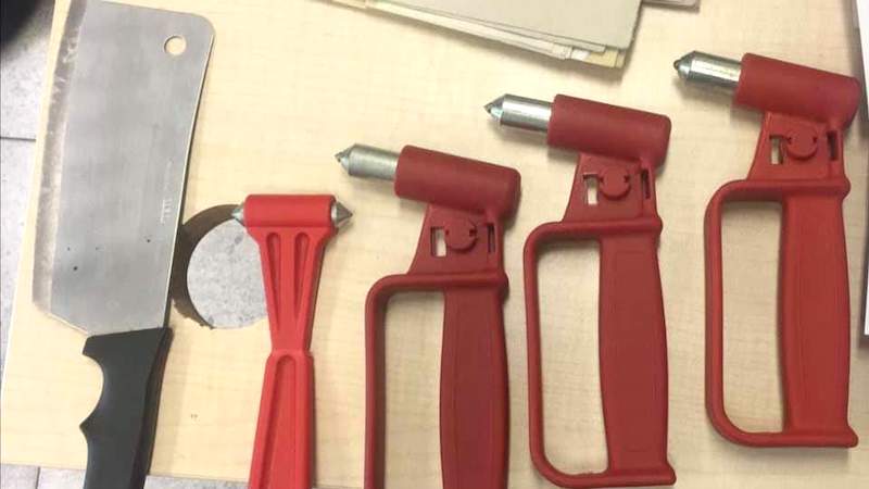 Martelletti per spaccare i vetri delle auto e coltelli da macellaio trovati nei cespugli